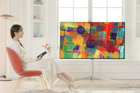 LG전자가 올레드 에보(evo)를 비롯한 2021년형 LG 올레드 TV를 글로벌 주요 시장에 순차 출시한다고 1일 밝혔다. 모델이 2021년형 LG 올레드 TV를 소개하고 있다. <LG전자 제공>